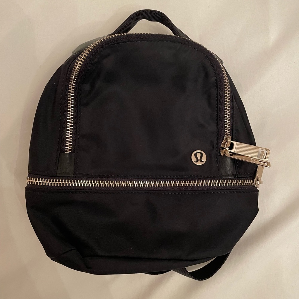 Lululemon City Adventurer Backpack
Micro 3L (black and gold)